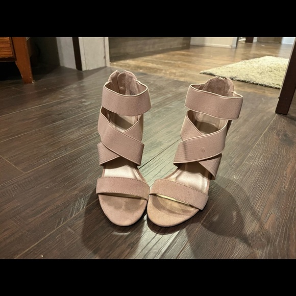 Heels, sold as a pair - Picture 6 of 8